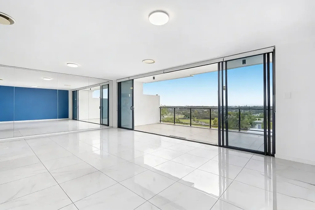 Carrara 4 Slaapkamer Rare 220sqm Duplex Apartment | 3 Balconies | Skyline Views | Vacant & Move-in Ready | Inspect Anytime by Appointment | Move-In Ready