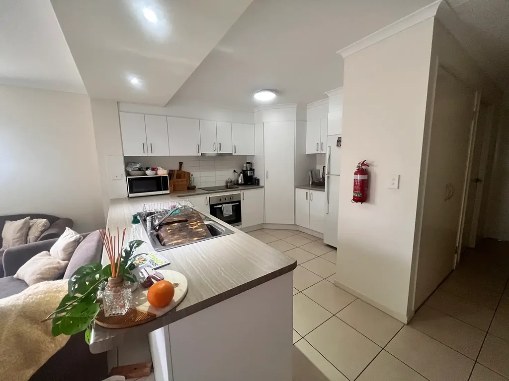 Fully furnished, modern 3 bedroom unit!