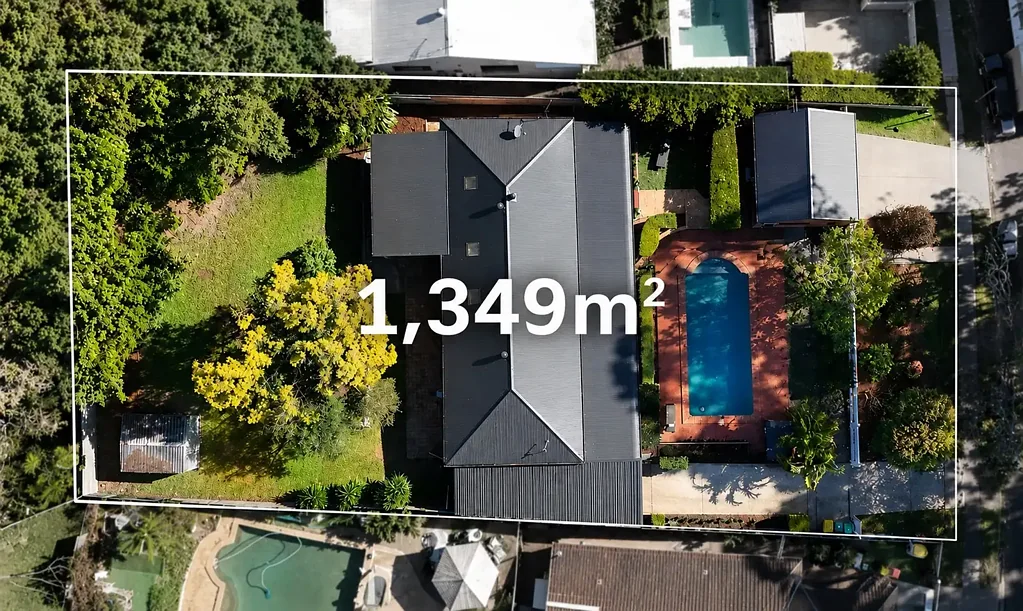 Ashmore 4房  SPACIOUS FAMILY HOME ON 1,349m2 BLOCK WITH POTENTIAL TO SUB-DIVIDE