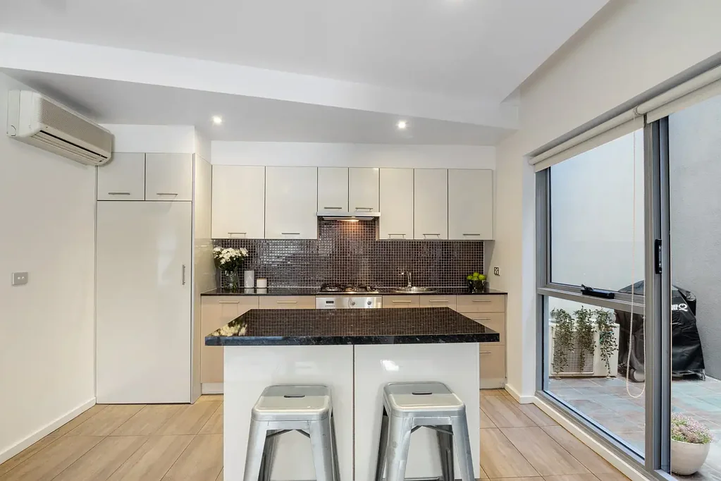 MODERN ONE-BEDROOM APARTMENT IN THE HEART OF SANDRINGHAM!