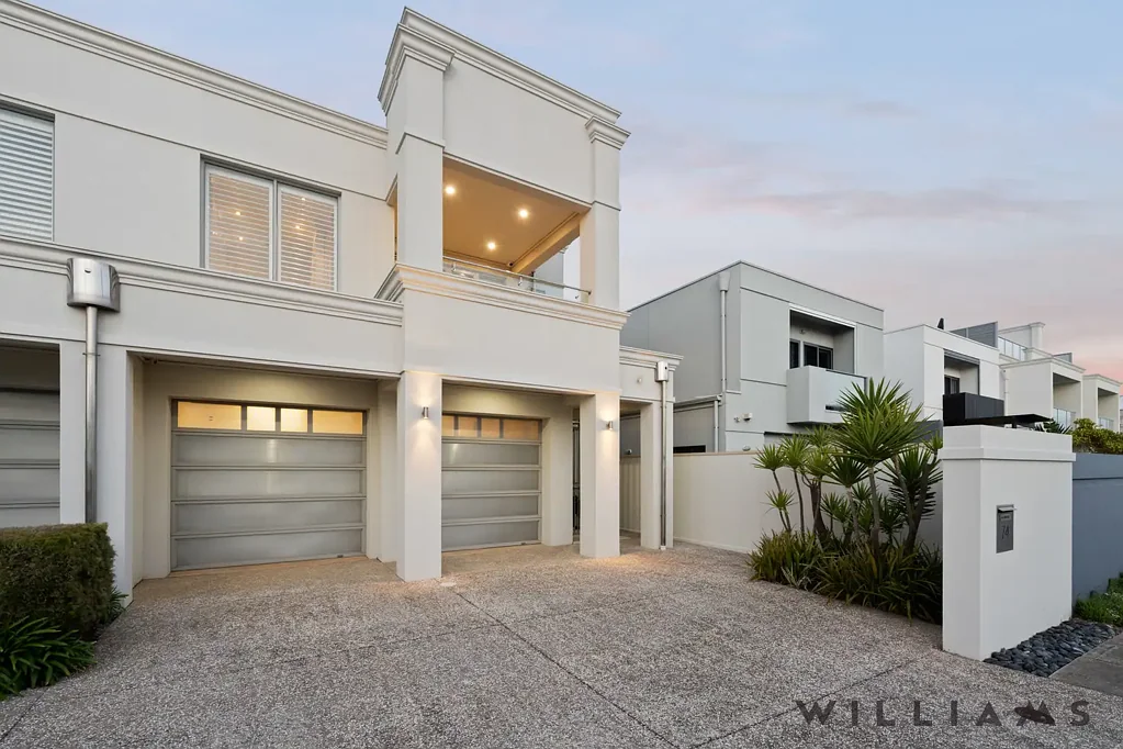 Tennyson 4 Slaapkamer TWIN HORIZONS | Jewelled Views from a Coveted Sea-and-Lakeside Address Offering Luxury, Lifestyle & Elite Garaging Like No Other!