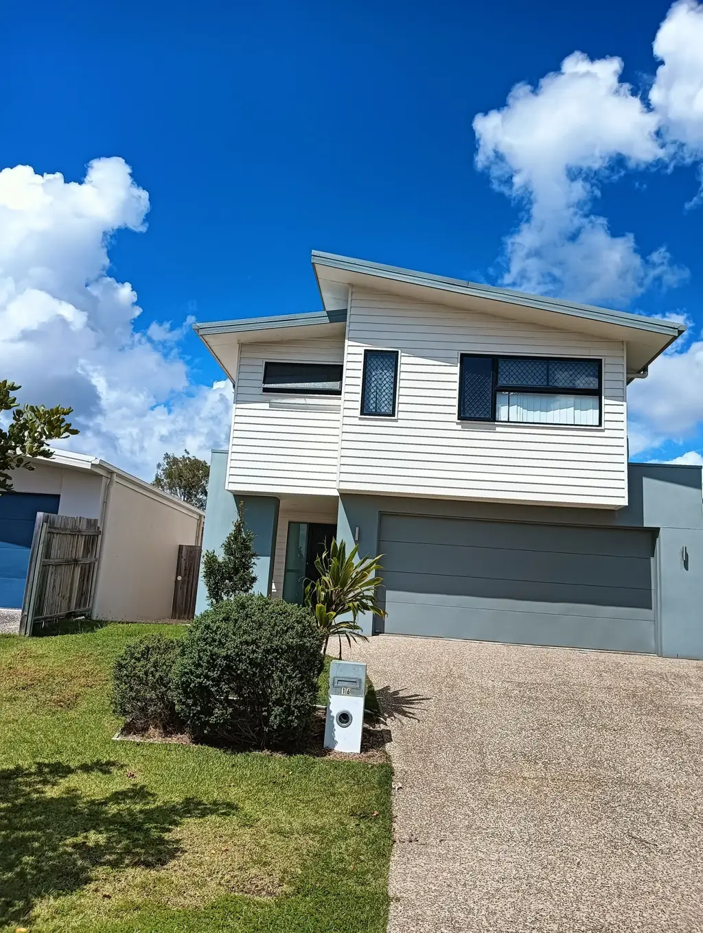 Pimpama 4Kwarto Beautiful double story home at 100 ms reach to shops.