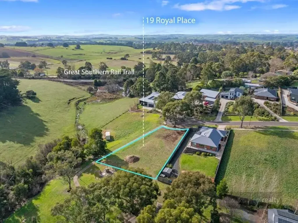 Leongatha Generous block, quiet court location with views.
