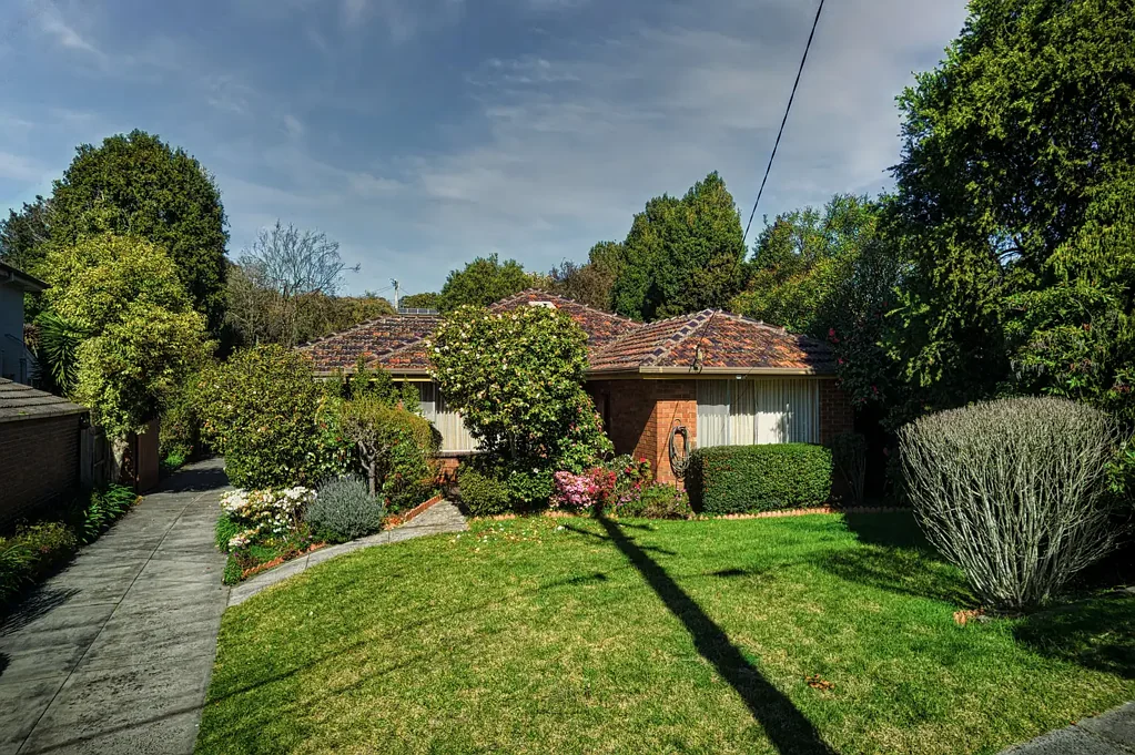 Templestowe Lower 3房 宽敞土地750㎡ 优越地段 便捷交通 宽敞户外空间 成熟花园 充足停车位 多功能潜力 Versatile Family Gem on 750sqm in a Coveted Pocket