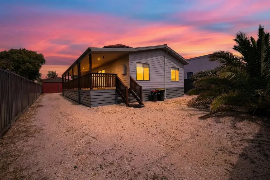 Golden Beach 3Zimmer Golden Beach Escape with Upstairs Retreat, Balcony Views and Big Shed