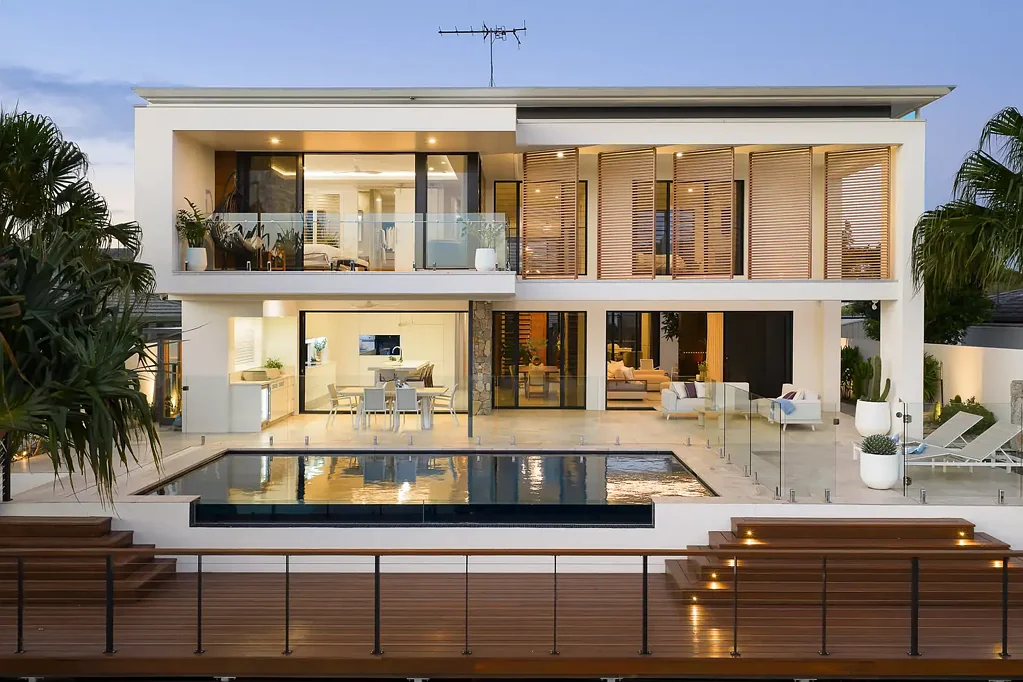Broadbeach Waters 5房  Waterfront Entertainer of Scale, Style and Seamless Indoor-Outdoor Living