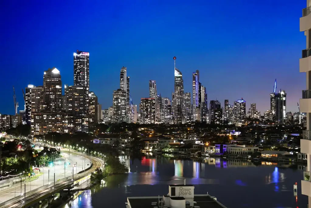 Southport 2房  Sky-High Living with Iconic Views