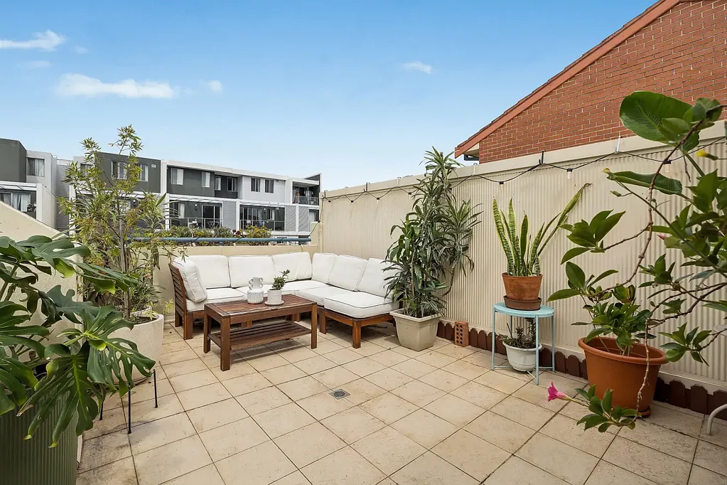 Dulwich Hill 2房 阳光充足后座 双层精装公寓 宽敞木地板 现代厨房燃气灶 私人露台双阳台 主卧带独卫 顶层壮丽景观 优质内置衣柜 安全停车近轻轨 Townhouse style apartment with huge private deck