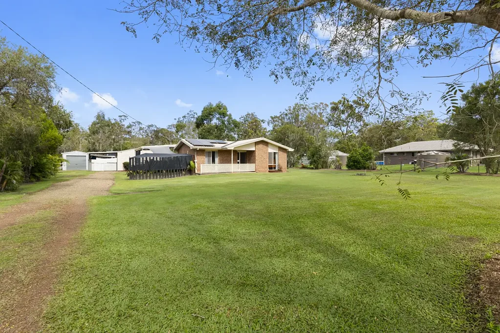 Oakhurst 3غرفة نوم Renovated  Home with Sheds, Acreage and Potential Dual Occupancy!