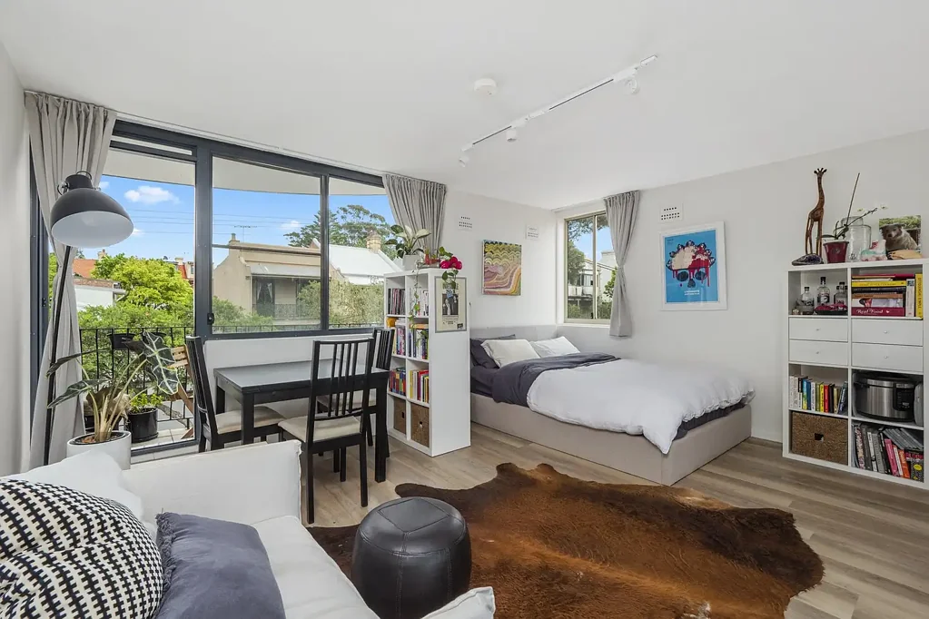 Glebe 阳光充足的二楼单间公寓，拥有明亮的朝北采光 Sun-filled second-floor studio with a bright north-facing aspect