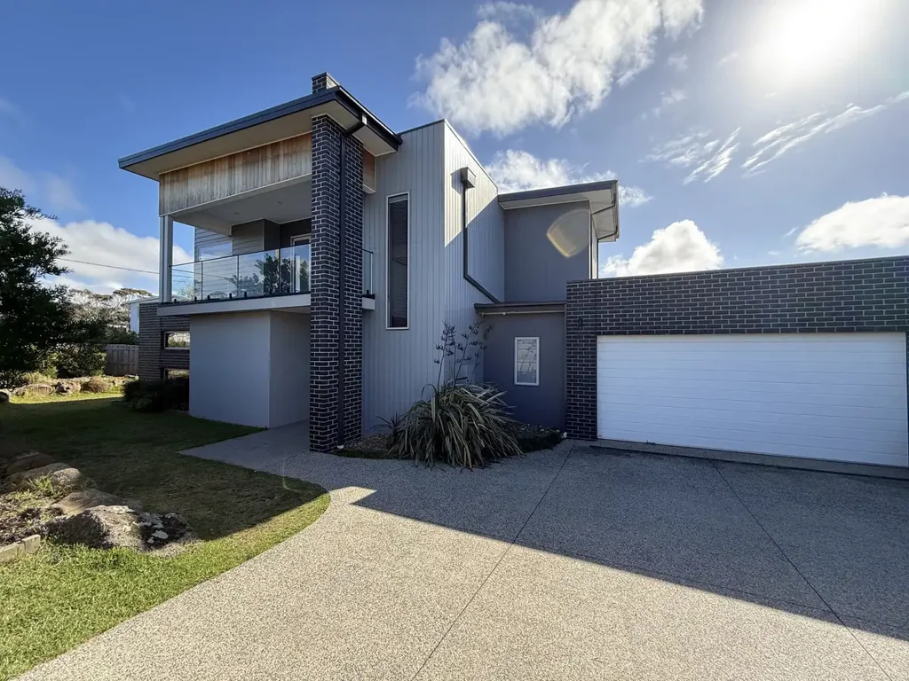 Stylish Coastal Living in a Prime Torquay Location