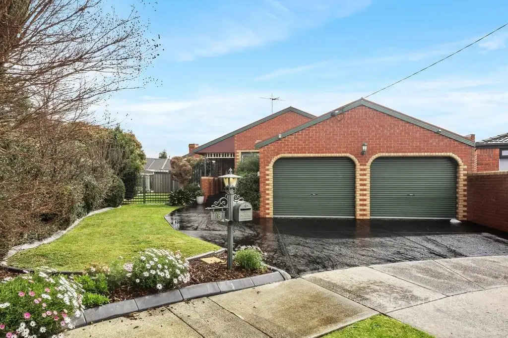 Craigieburn 4房 宽敞单层设计 死胡同宁静 主卧带套间 高端石材厨房 管道供暖 北向泳池花园 步行学校商圈 Fabulous Family Oasis in a Serene Setting