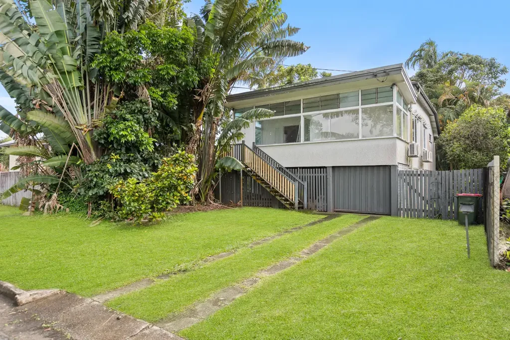 Manunda 3Kwarto Charming two-storey Queenslander with potential to add value