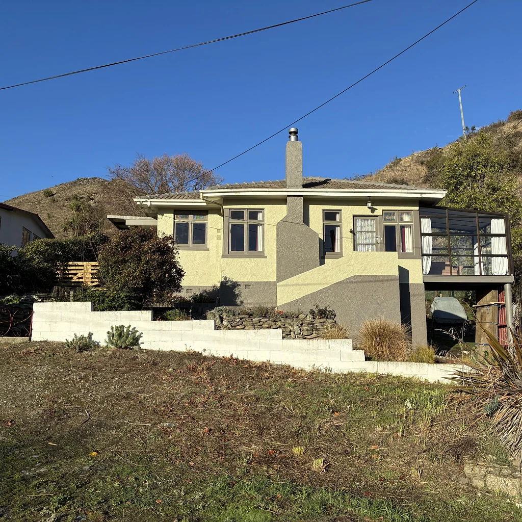 Sunny, cosy living with beautiful Roxburgh views.