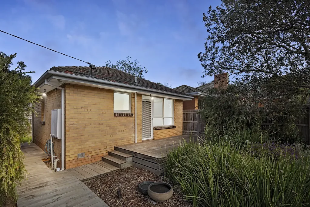Mordialloc 2房 精明之选，拥有稀有户外空间 - 约 275 平方米 A Savvy Start with Rare Outdoor Space - 275m2 Approx.