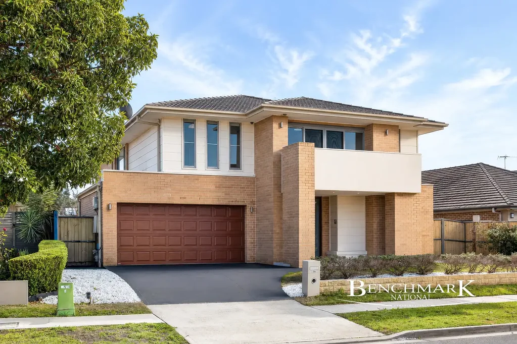 Moorebank 6房 Moorebank宽大地块 509平米 5卧带柜 超大厨房 娱乐后廊 双车库 Spacious Family Home in a Highly Sought-After Location
