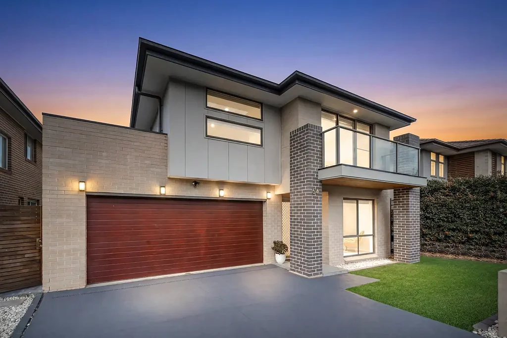 Schofields 5房 宽敞500平地块 5卧带步入式衣帽间 主卧独立卫浴 开放式起居餐饮区 Caesarstone厨房 燃气灶具 全屋空调 双车库 景观庭院 学区便利 Custom Home in the Heart of Schofields