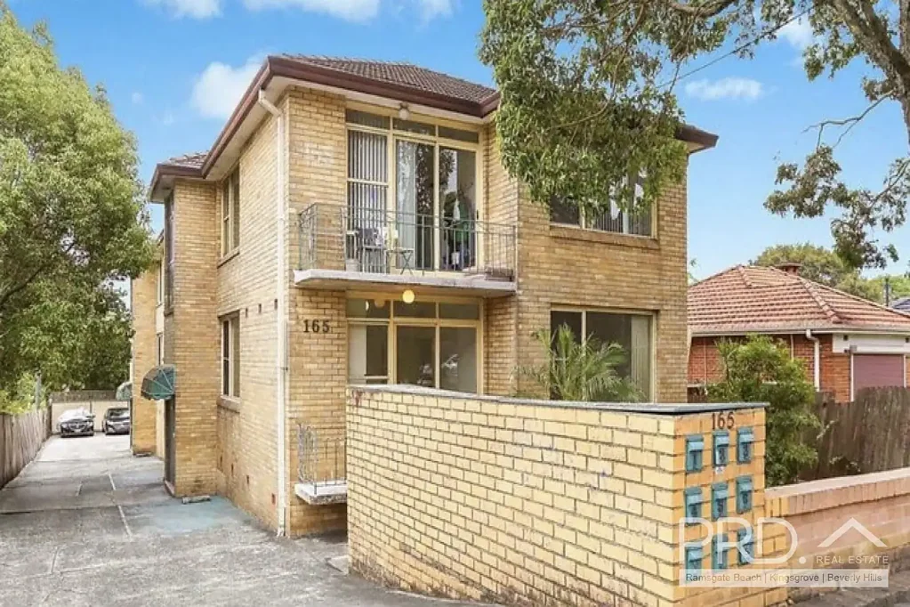 MODERN TOP FLOOR TWO BEDROOM UNIT WITH CARSPACE