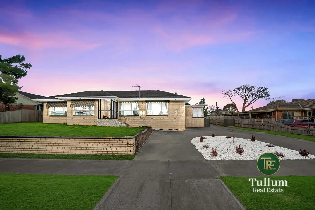 Cranbourne 4 Slaapkamer Renovated Family Home on a Massive land with Potential for upto 8 Units, Childcare or Medical Centre (STCA)!
