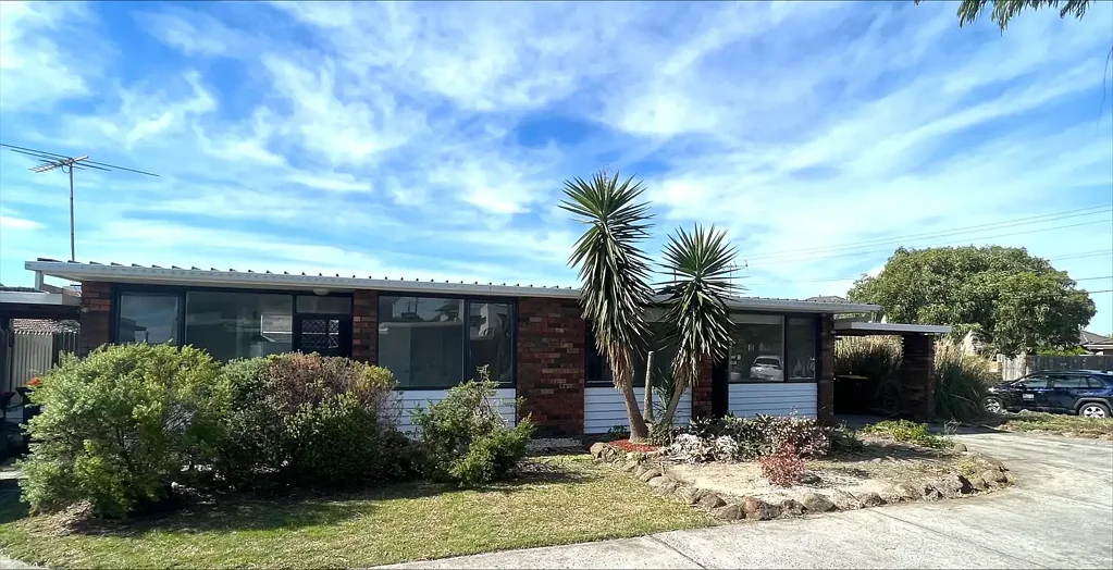 Beautiful 2BR Unit 350m from the sandy shores of Bonbeach- Fully Renovated!