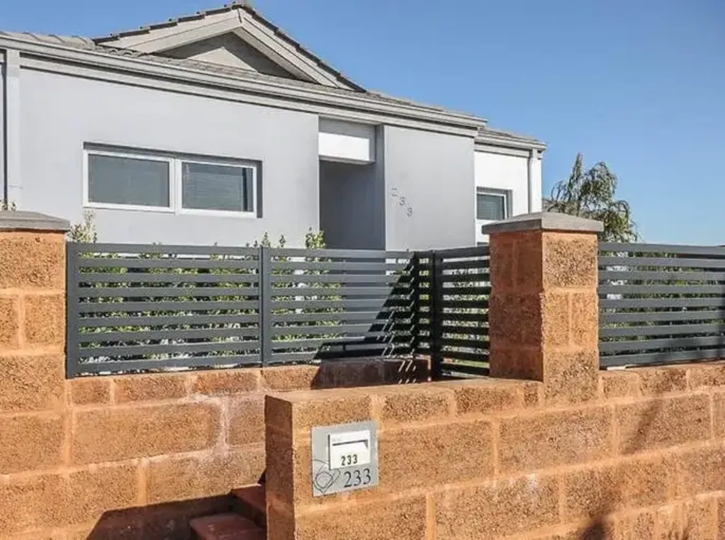 Charming Modern Residence in Suffolk Park Estate: 233 Suffolk Street, Caversham