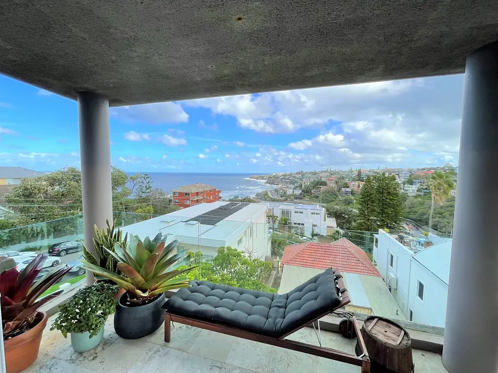 Beautiful and Bright Oceanview Apartment with Sweeping Tamarama Views