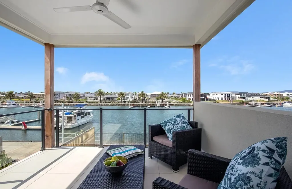 Contemporary Waterfront Living in the Heart of Hope Island
