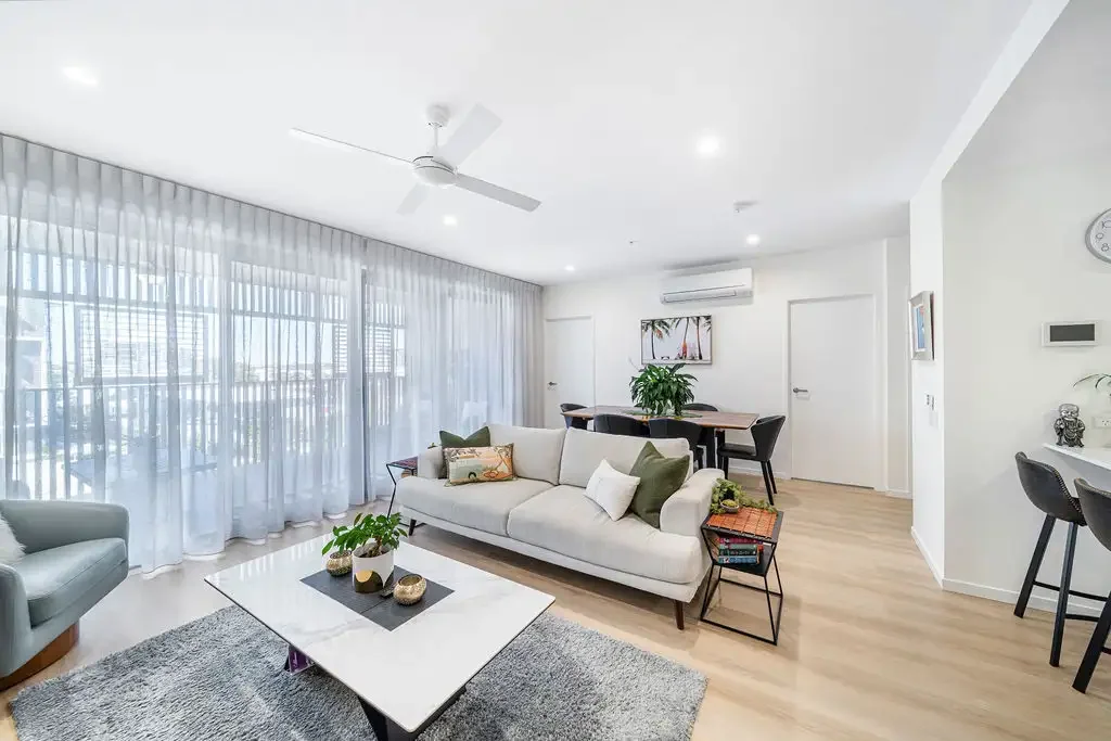 Maroochydore 2 Bedroom SPACIOUS 2 BEDROOM APARTMENT WITH 2 CAR PARKS