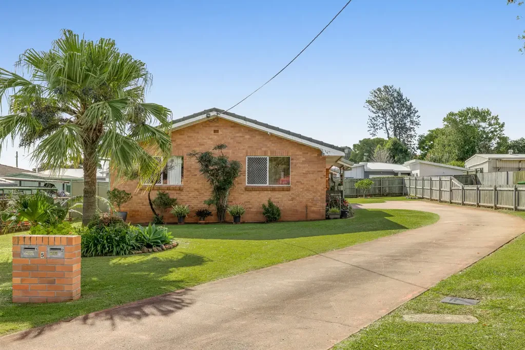 East Toowoomba 4房 宁静小巷私享 701㎡稀缺地块 两套独立住宅 即时稳定收入 东部热门地段 多功能灵活利用 长久增值潜力 Secure a Blue Chip East Toowoomba Opportunity with Endless Future Potential