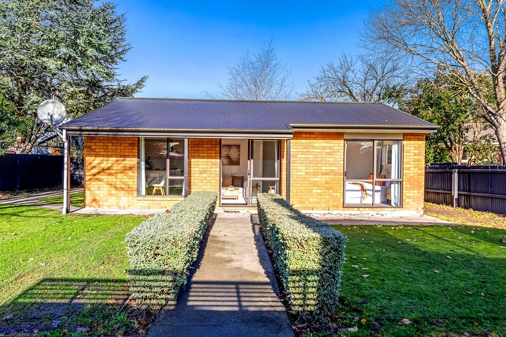 Burwood 2ਬੈੱਡਰੂਮ Light, Bright and Move-In-Ready in Burwood!