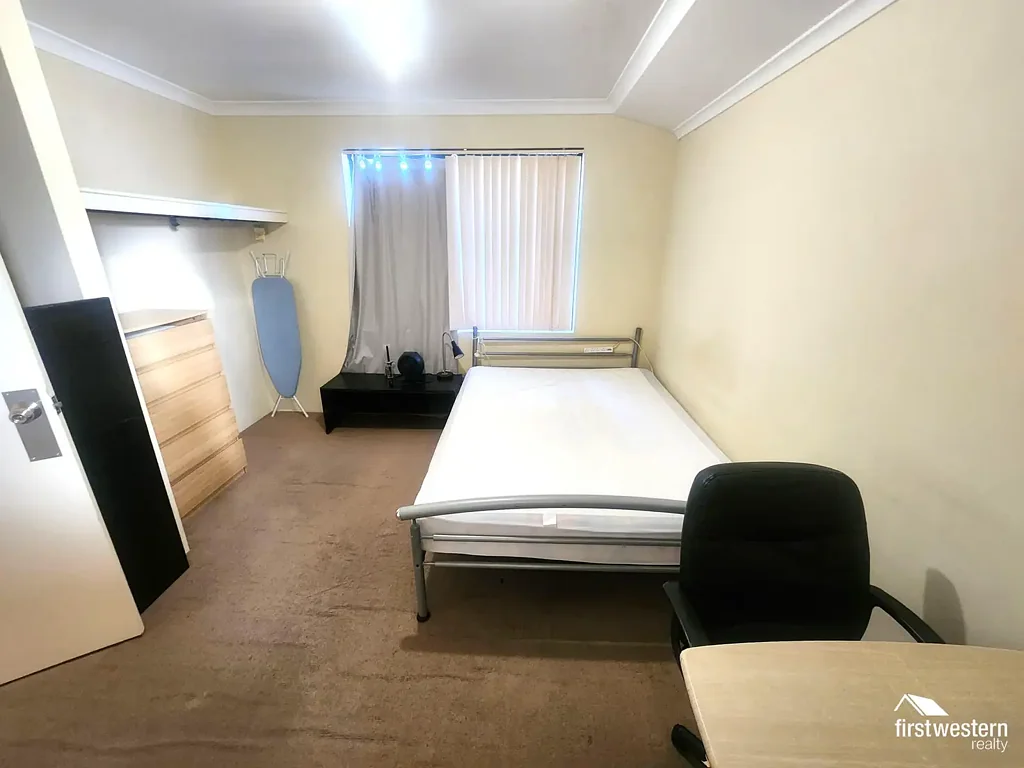 ROOM WITH ENSUITE - IDEAL FOR STUDENTS!!