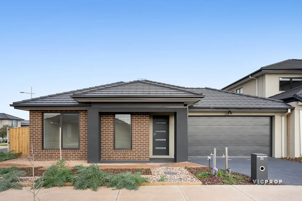 UNDER APPLICATION - Stylish Family Living in a Prime Mambourin Location