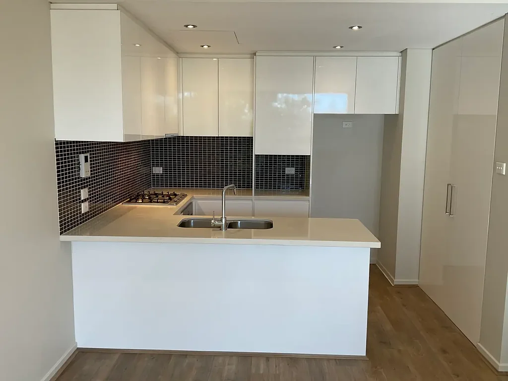 Wahroonga 1कमरा Freshly renovated, north facing apartment, green leafy outlook, walk to Wahroonga Shops and Station
