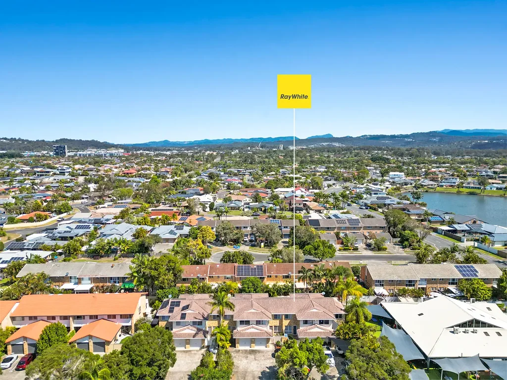 Varsity Lakes 3房  RECENTLY RENOVATED 3 BEDROOM TOWNHOUSE