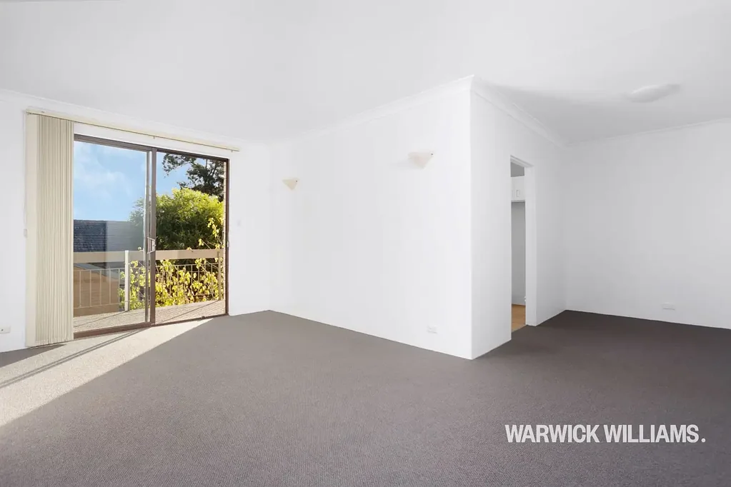 TOP-FLOOR APARTMENT WITH POOL ACCESS, BRIGHT AND SPACIOUS