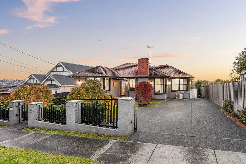 Bulleen 4Phòng ngủ Classic Family Charm on a Generous 728sqm (approx.) Allotment