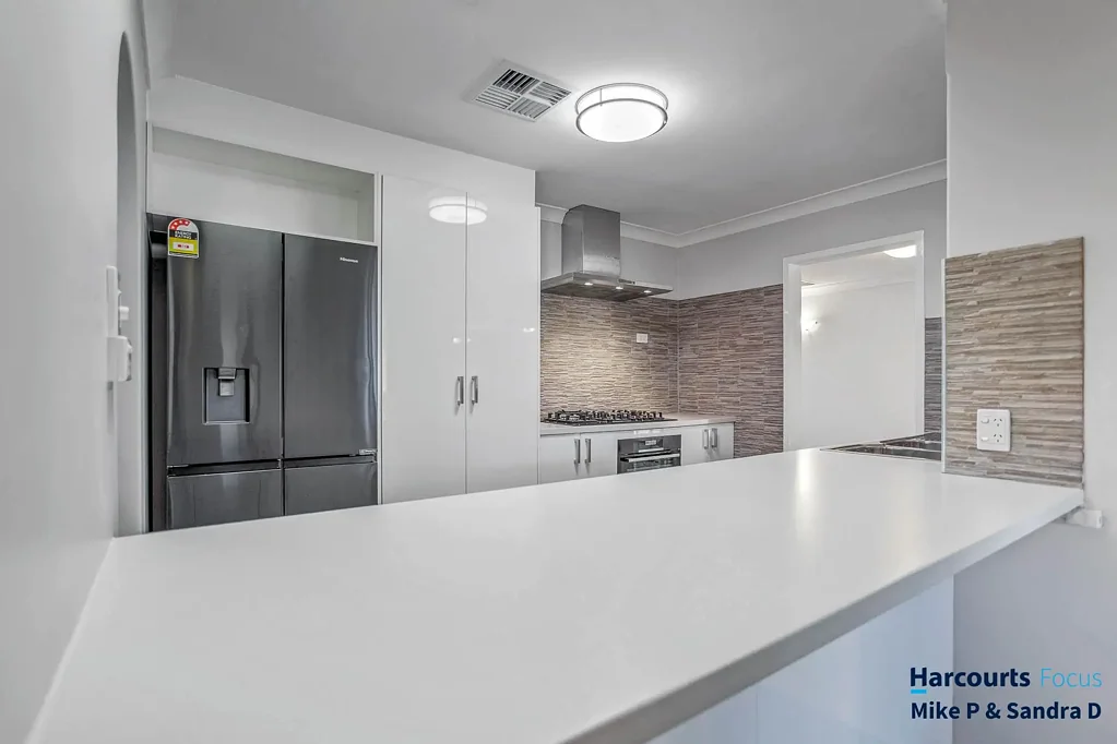 Ferndale 4Phòng ngủ RARE 1067m2 (TRIPLEX POTENTIAL) - CAR ENTHUSIASTS MUST SEE - FAMILY HOME