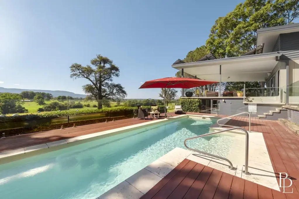 Jaspers Brush 5 Bedroom Berry Convenience, Country Clarity