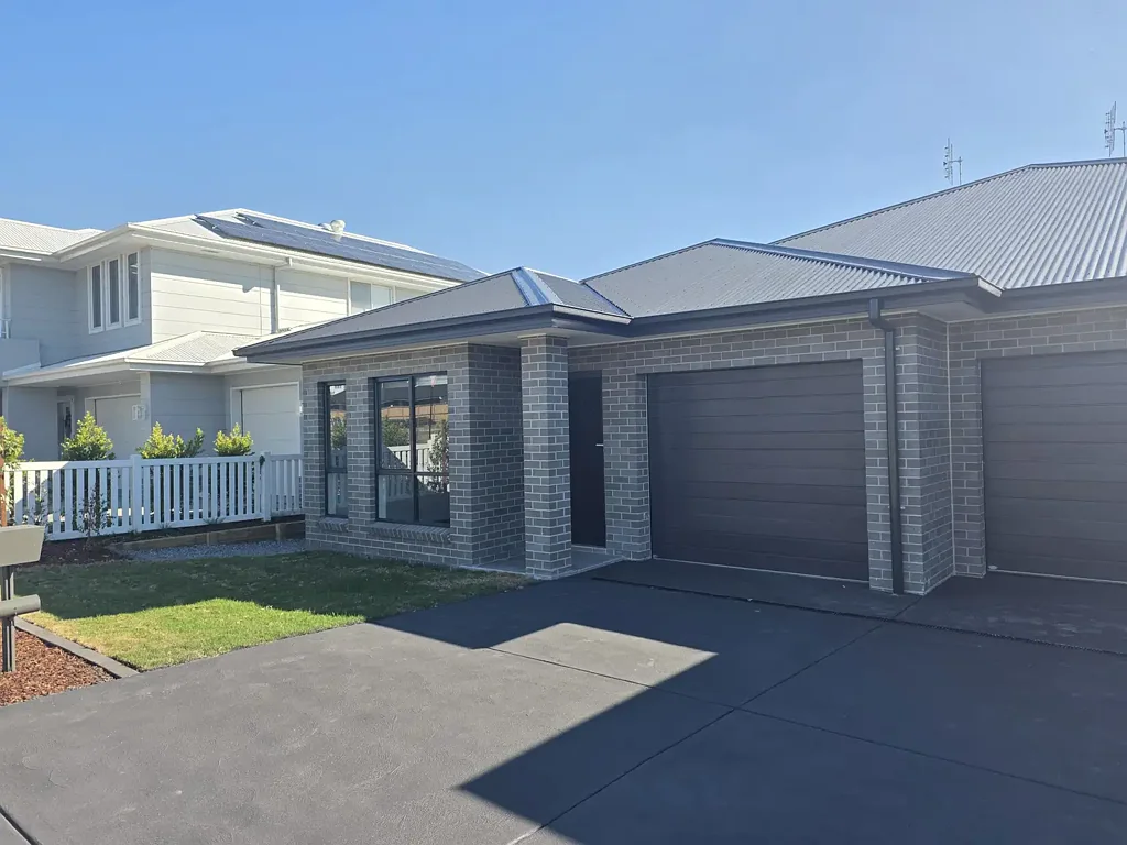 Brand new 3 bedrooms house for first lease
