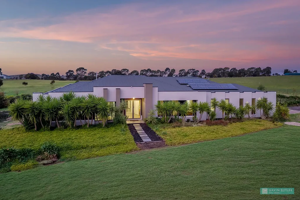 Lockwood South 4房  Amazing modern family home on 10 acres - presents like a display home