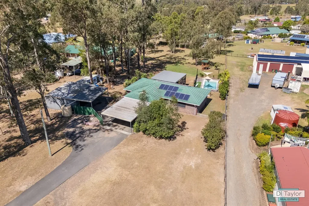 Cedar Vale 3房 宽敞一英亩地块  三卧宽敞住宅 室内游泳池 棚屋工作室 开放式生活空间 田园宁静私密 That's Right - 1 Acre, Large Family Home, Inground Pool & Shed... All for Under $1 Million in Cedar Vale!