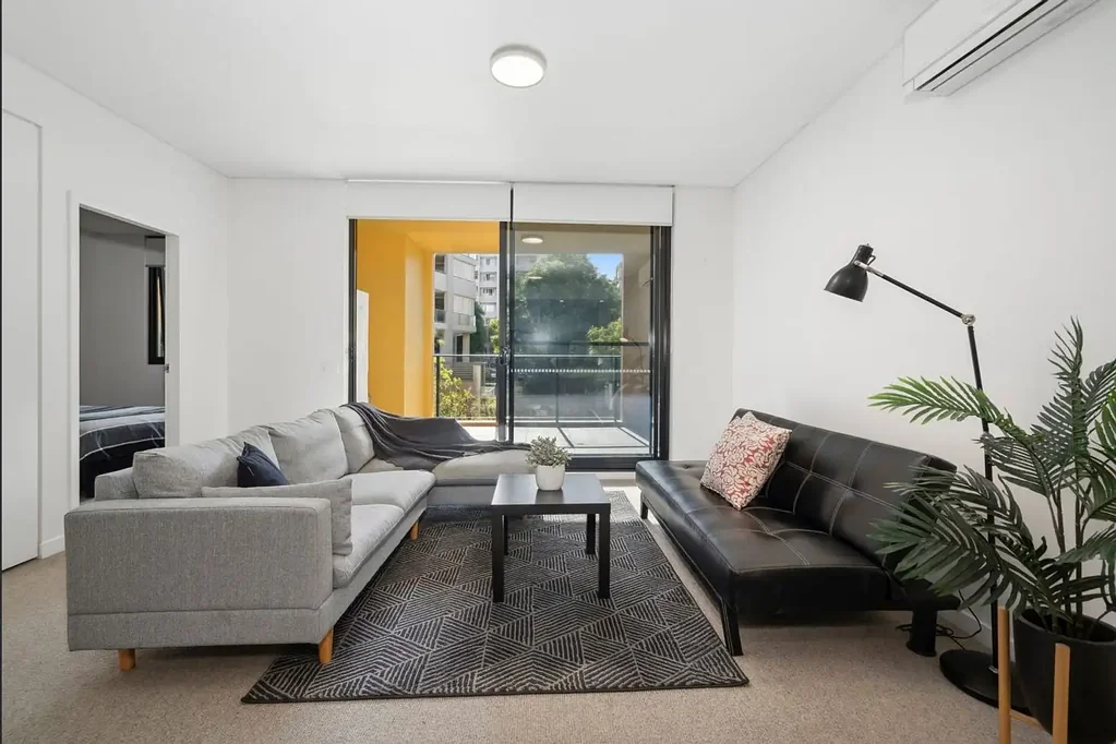 Stylish & Light-Filled Apartment in the Sought-After Park Rise Complex