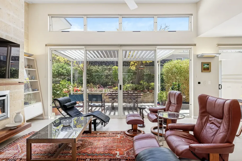 Chiton 4Moenga Superb Sustainable Home in Beyond