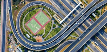 政府搞基建被批“有法不依”，未来每年要砸300亿，钱从哪来？