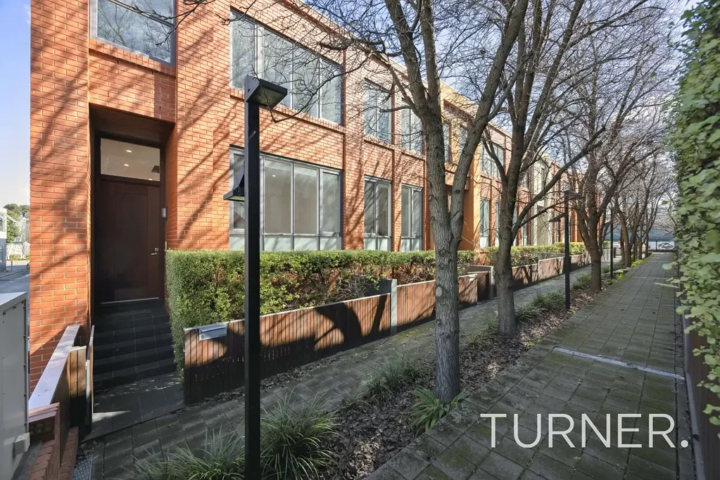 3 Bedroom Townhouse Close to the City