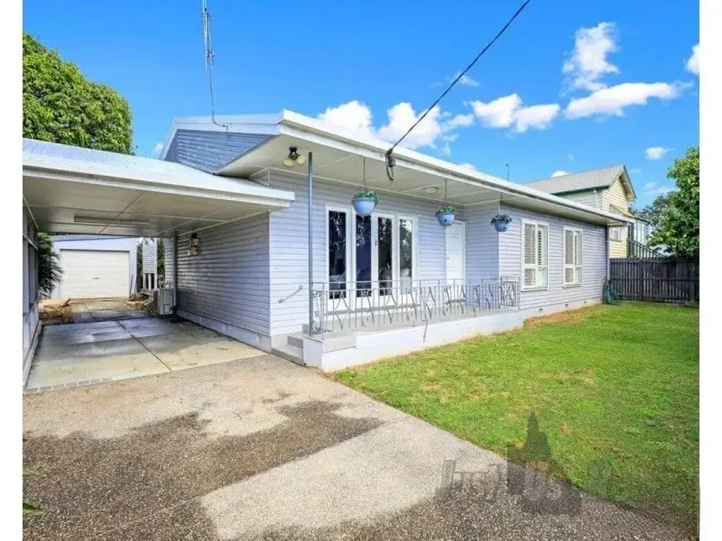Modern 4-Bedroom Home in Bundaberg West!