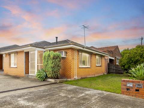 Thornbury 2 Bedroom Close to everything. Great Location.