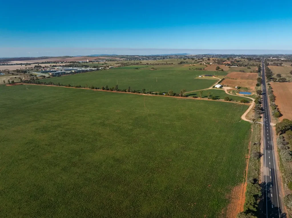 Junee Boambee - Prestigious master built 4 – 5 bedroom residence