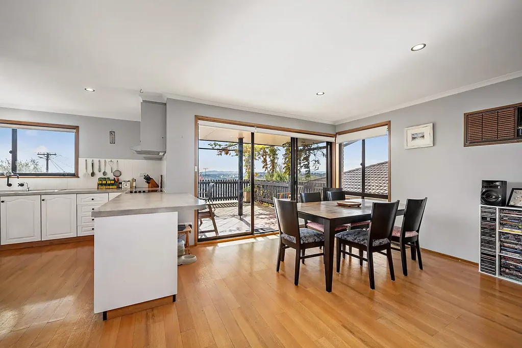 Yass 5ਬੈੱਡਰੂਮ Elevated Family Home with Stunning Views, Space & Flexibility