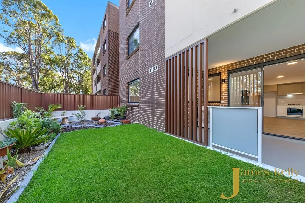 Rouse Hill 2房 黄金地段公寓 122平米宽敞 2卧带独立卫浴 阳光户外区 现代厨房不锈钢电器 开放式起居空间 美丽木地板 小区泳池烧烤区 Ground Floor Unit with Enclosed Private Yard in Sought After Complex!!